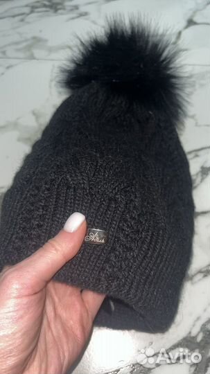 Шапка с натуральным помпоном женская