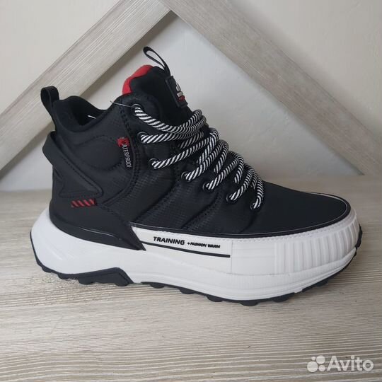 Новые зимние кроссовки на 35