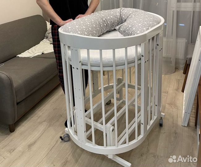 Детская кроватка с маятником круглая