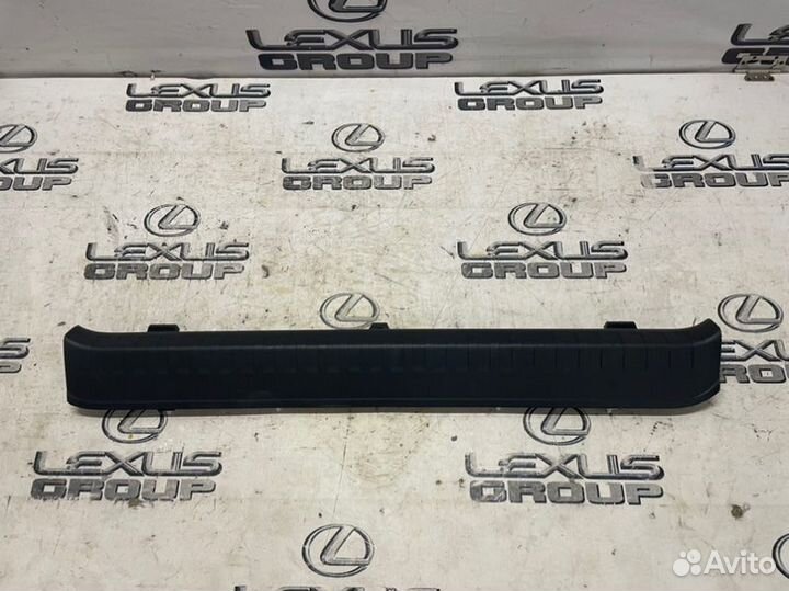 Накладка замка багажника зад. Toyota Land Cruiser