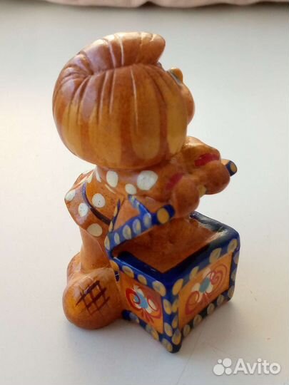 Фигурка декоративная Домовой с сундуком золота