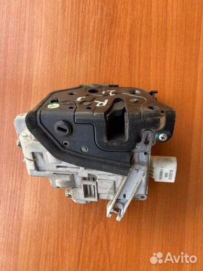 Замок двери задний правый Vw Passat B6 BLR