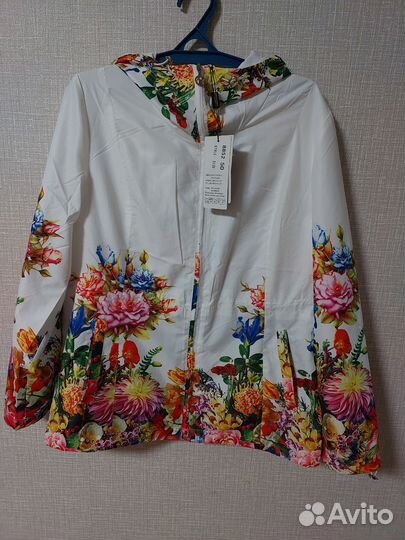 Ветровка женская,50р,белая с цветами