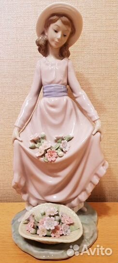 Фарфоровая статуэтка 