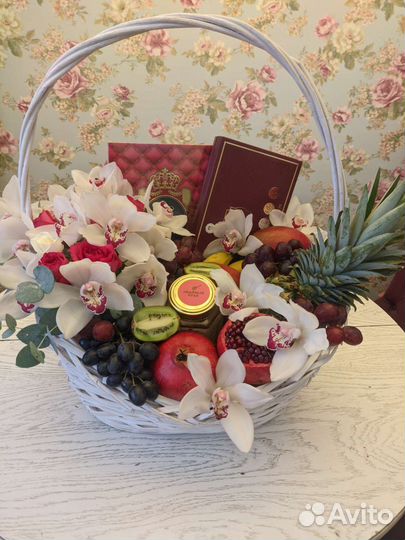 Шикарная корзина из фруктов и орхидей