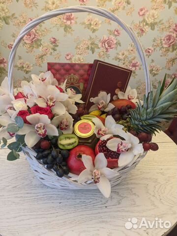 Шикарная корзина из фруктов и орхидей