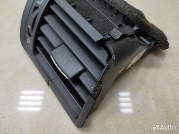 Дефлектор воздуховода правый Volkswagen Passat B6