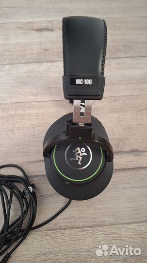 Закрытые мониторные наушники mackie MC-100