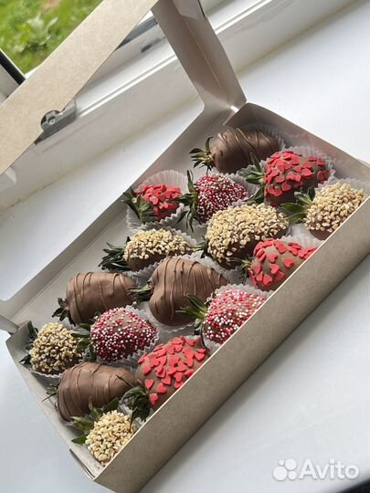 Клубника в шоколаде и меренговый рулет