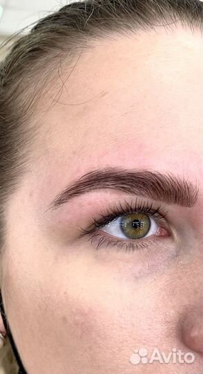 Модель на окрашивание бровей