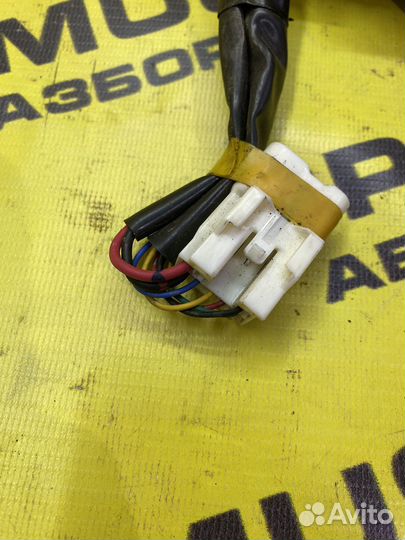 Замок задней правой двери Toyota Voxy