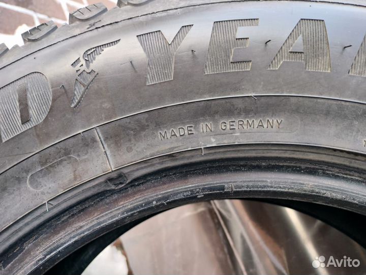 Goodyear UltraGrip Ice Arctic SUV 215/70 R16