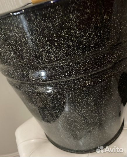 Эмалированное ведро с крышкой