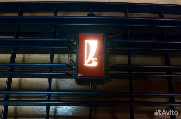 Значок с подсветкой на решетку радиатора ваз 2107