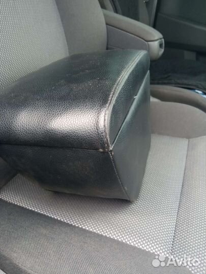 Подлокотник на opel astra H