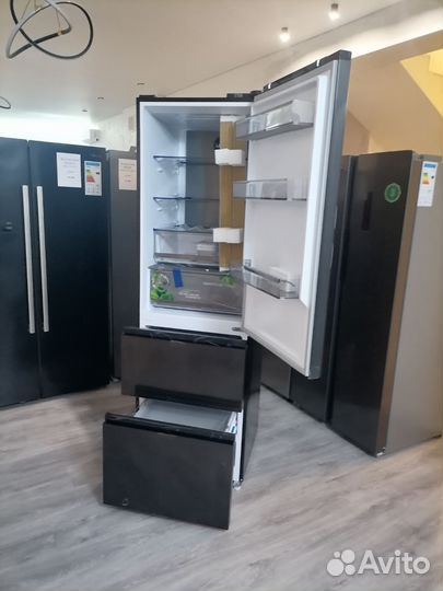 Холодильник новый многодверный темный космос