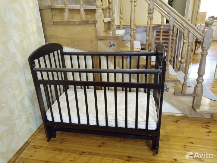 Детская кроватка с маятником