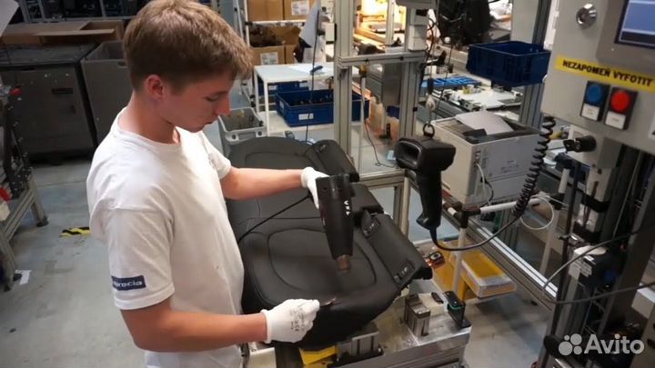 Сборщик сидений на авто