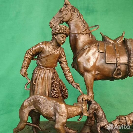Скульптура бронза Стремянной с борзыми Охота