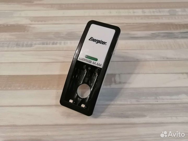 Зарядное устройство для аккумуляторов AA и AAA