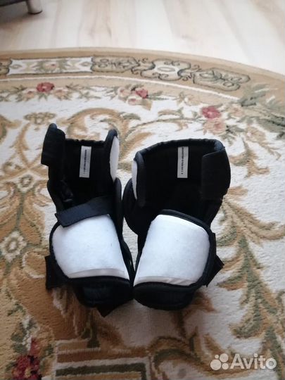 Перчатки краги хоккейные и налокотники