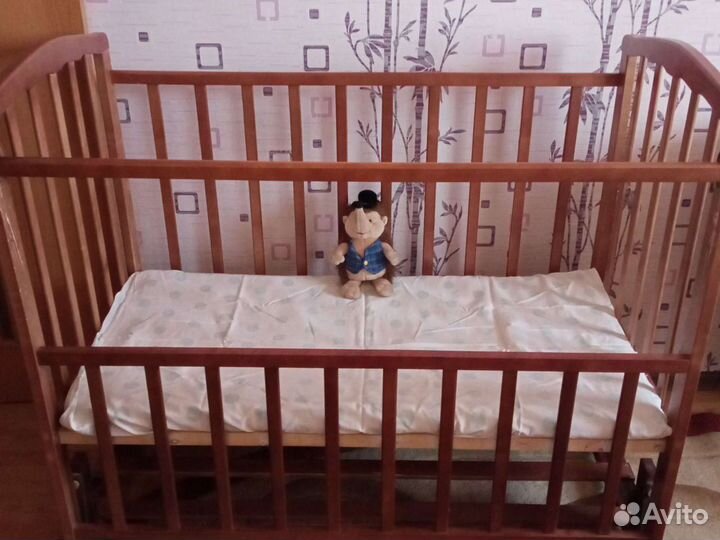 Детская кроватка с продольным маятником