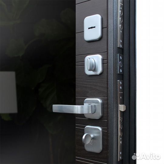 Входная дверь с зеркалом венге