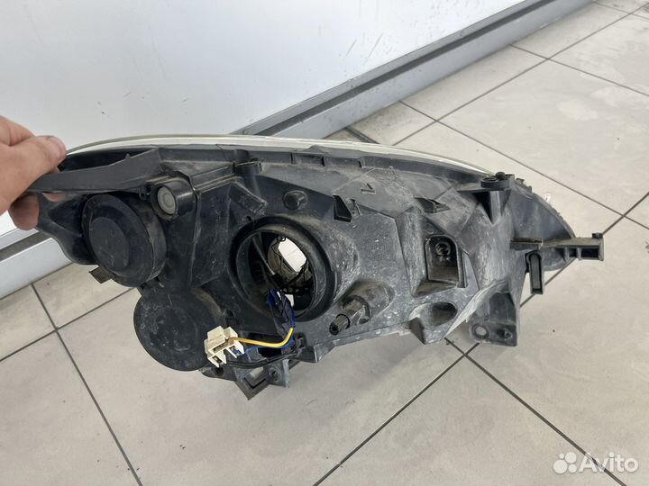 Передние фары Peugeot Partner