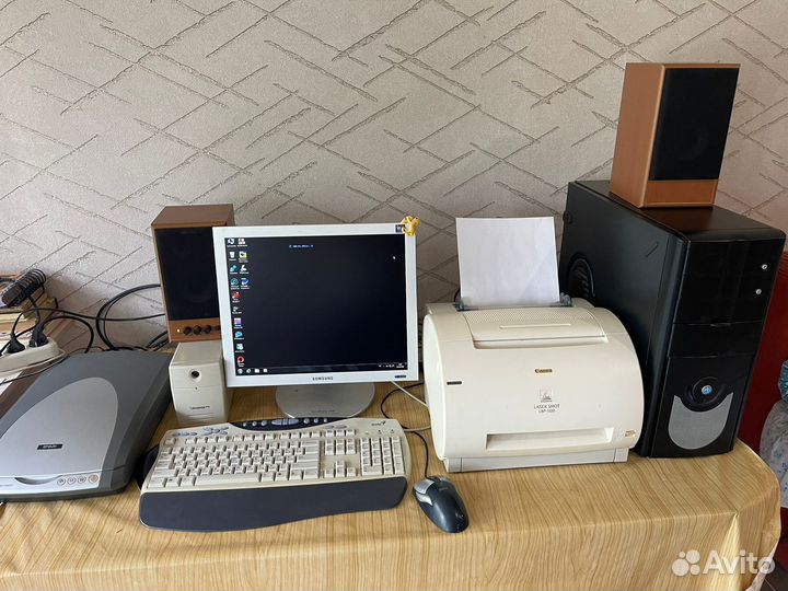 Компьютер с полным комплектом, домашний офис