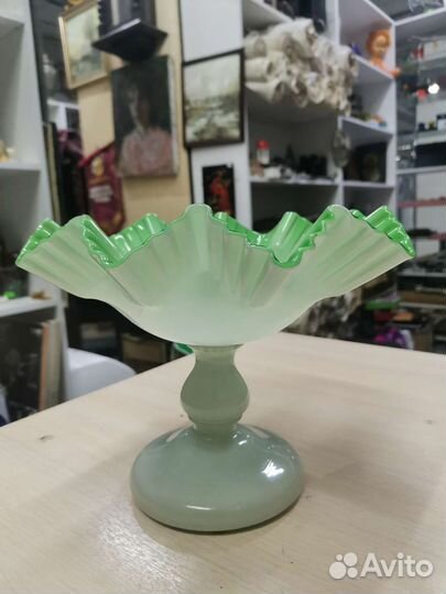 Ваза старинная Зелёное молочное стекло 19 век (Ч)