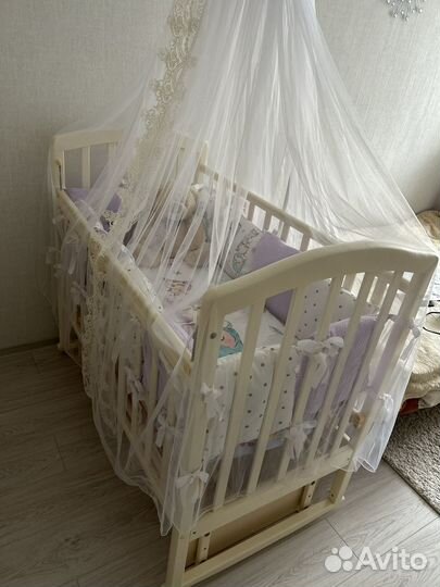 Детская кроватка с маятником