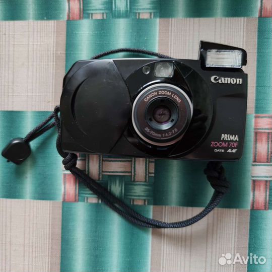 Плёночные фотоаппараты Canon и Polaroid