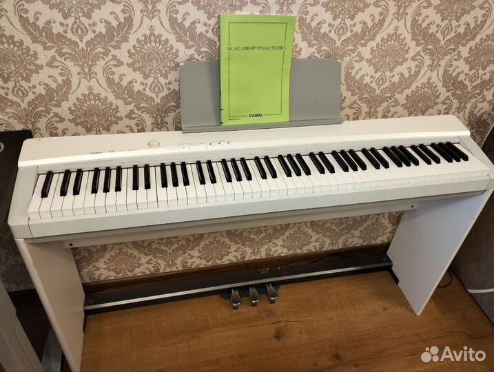 Цифровое пианино Casio Privia PX-135WE