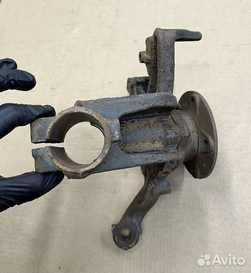 Кулак передний правый со ступицей Шкода Ети