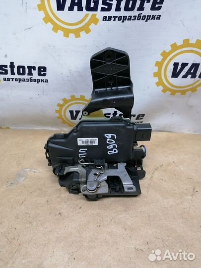 Замок двери правый передний Golf 4, Passat B5