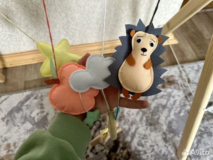 Дуга с игрушками