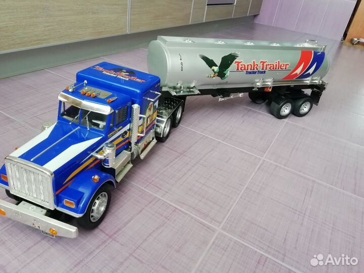 Тягач фредлайнер