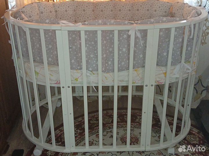 Детская кроватка с маятником