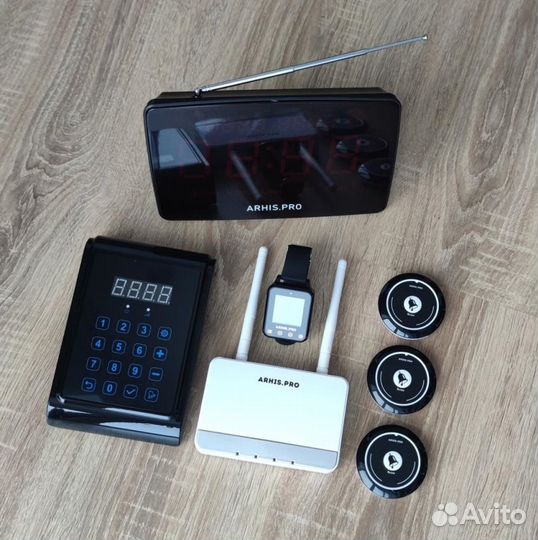 Система вызова персонала с кнопкой вызова и часами