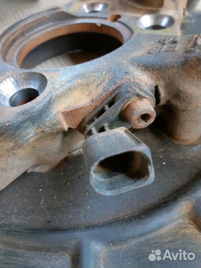 Кулак поворотный передний левый Фольксваген Тоуран