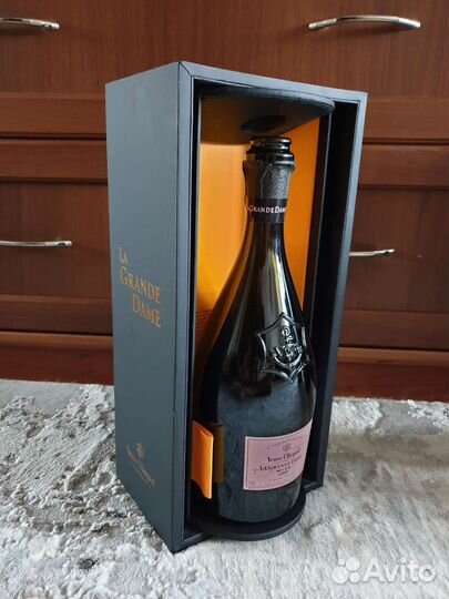 Пустая Бутылка и коробка Вдова Клико