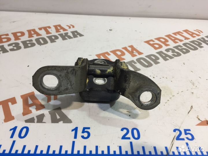 Петля нижняя задней двери Прав. Лексус IS 2008г