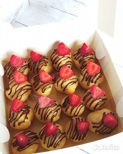 Профитроли с клубникой