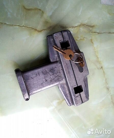 Противоугонный замок на педали сцепления и тормоза