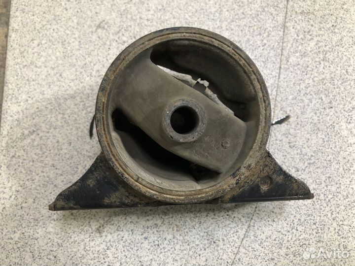 Опора подушка кронштейн Mitsubishi Mirage V