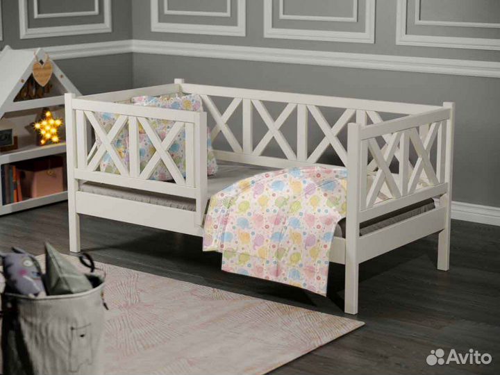 Кроватка из натурального дерева с бортиком для мал