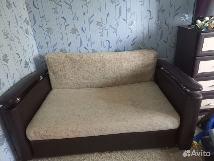 Продаётся диван и парта книжка
