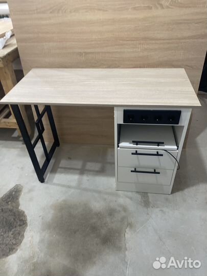 Маникюрный стол