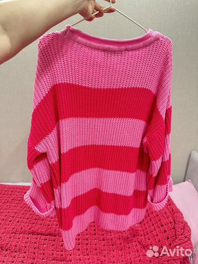 Свитер розовый женский