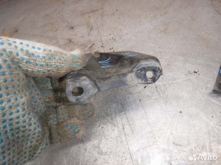 Кронштейн передний правый Toyota Lc Prado 120 1GR